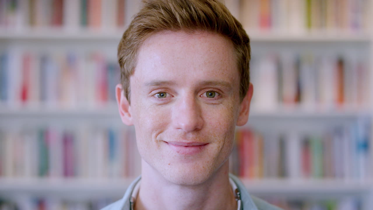 biblioteca, estantería y rostro de hombre con sonrisa