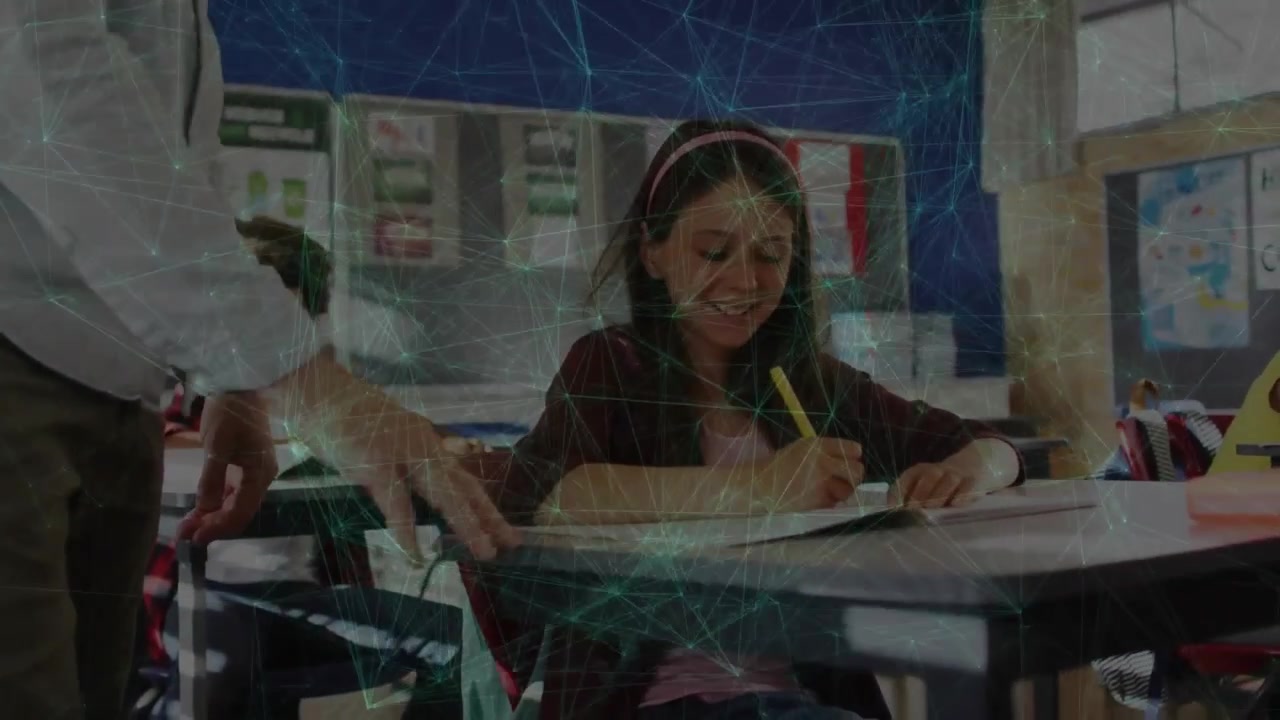 Insegnante che entra da sinistra, si china sulla scrivania, indicando un quaderno in ambito educativo mentre lo studente scrive.