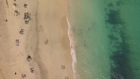 Fuerteventura-Kanarische-Insel-Spanien-Playa-Esquinzo-Luftaufnahme-Von-Oben-Nach-Unten-Auf-Den-Tropischen-Strand-Des-Atlantischen-Ozeans