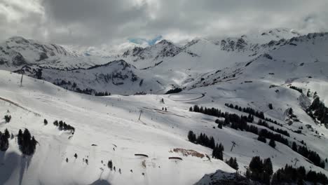 Zona-De-Esquí-De-Portes-Du-Soleil-En-Los-Alpes-Suizos-Y-Franceses,-Vista-Aérea-De-Las-Montañas-Y-Telesillas