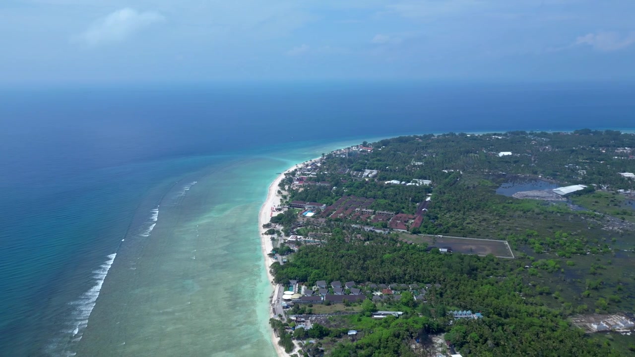 Paisaje de una isla tropical exuberante, con playas, árboles, edificios, vegetación natural, arena, textura de agua. Impresionante vista aérea panorámica de dron