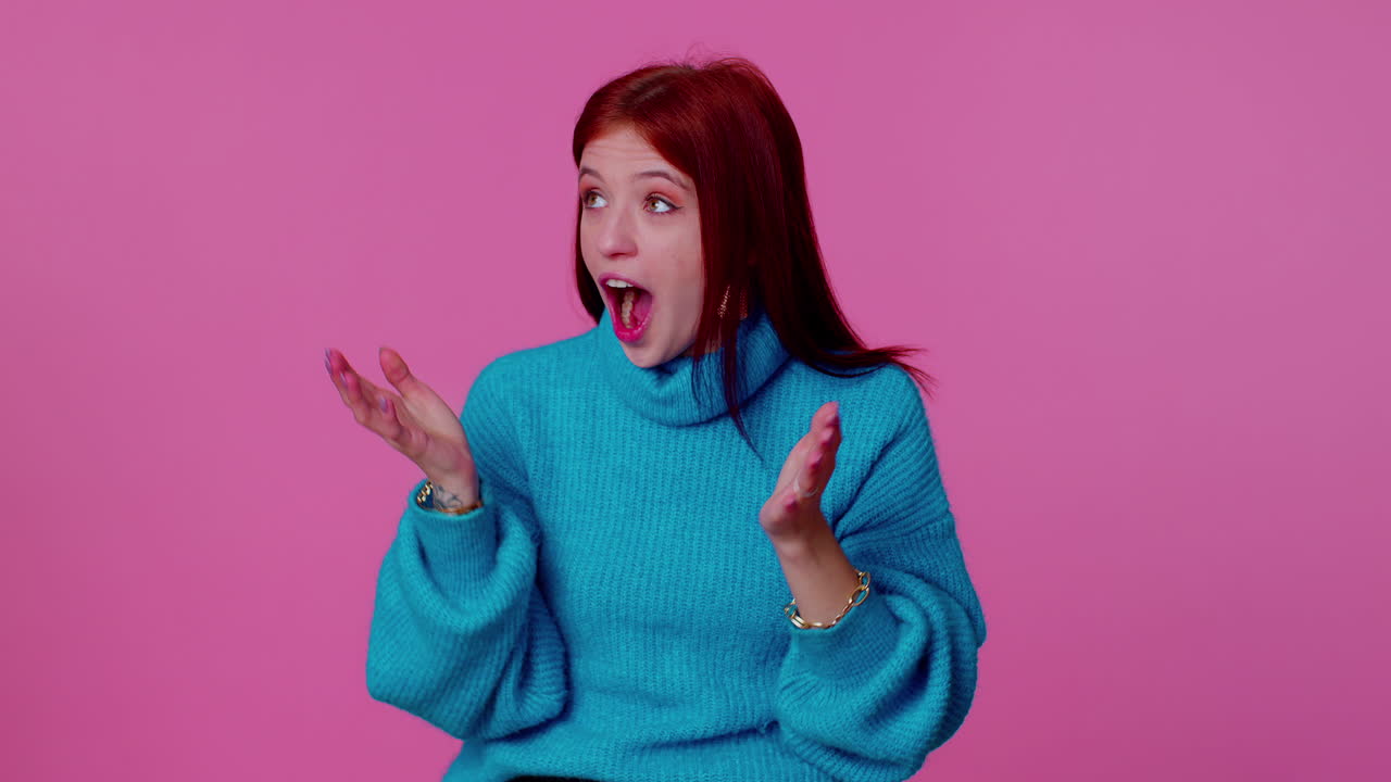 놀란 소녀는 큰 눈으로 카메라를 쳐다보며 놀랐고, 갑작스러운 승리에 충격을 받았습니다.