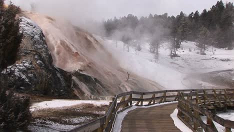 Mittlerer-Dampfstoß-Aus-Einem-Geothermischen-Gebiet-Im-Yellowstone-Nationalpark,-Wyoming