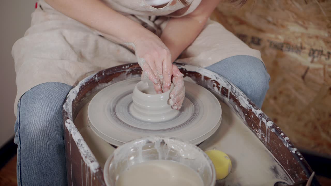 바에 도자기를 던지는 여자