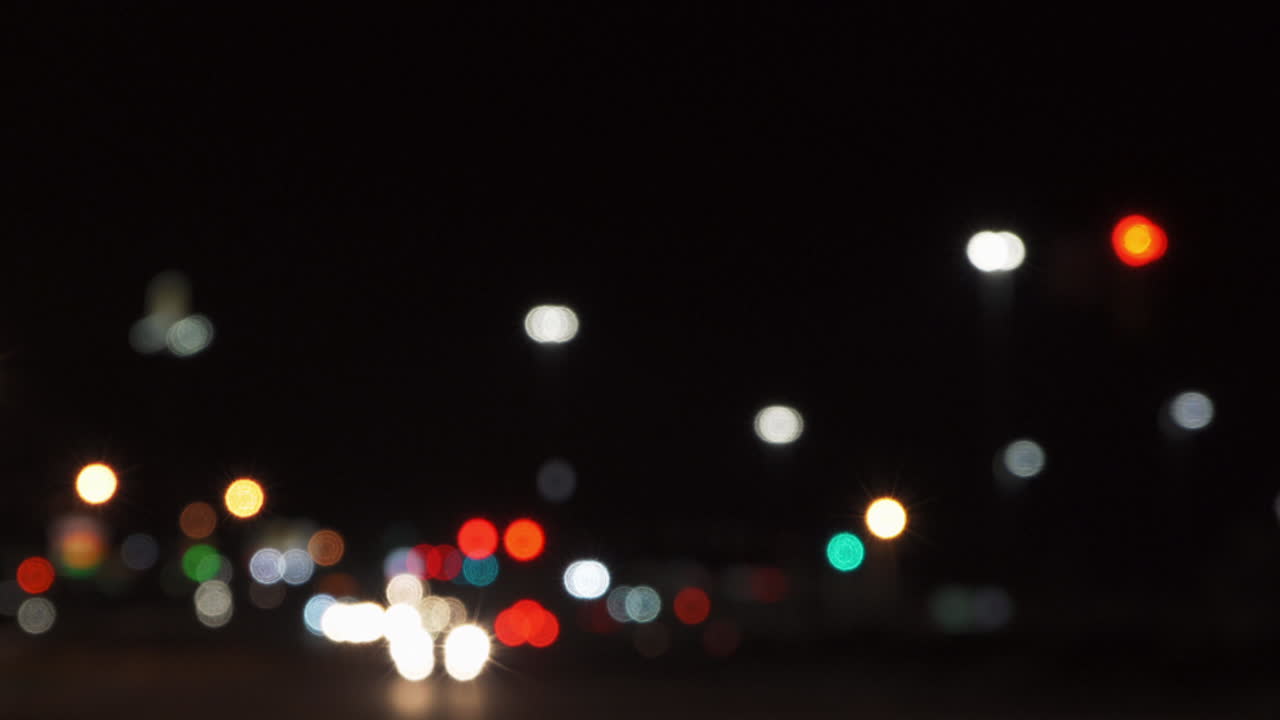 tráfico desenfocado, en la ciudad, por la noche