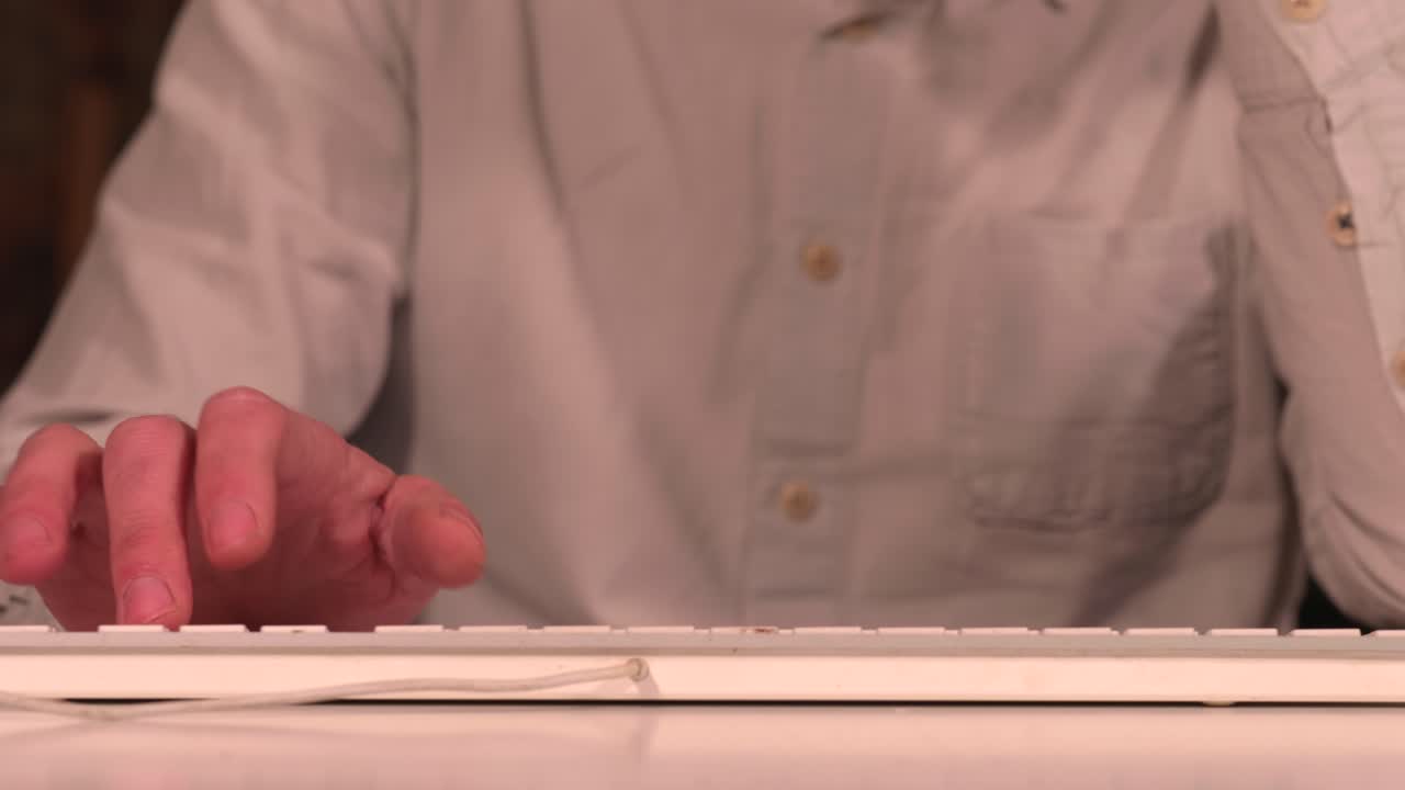 hombre irreconocible escribiendo en el lugar de trabajo del empresario del teclado de computación