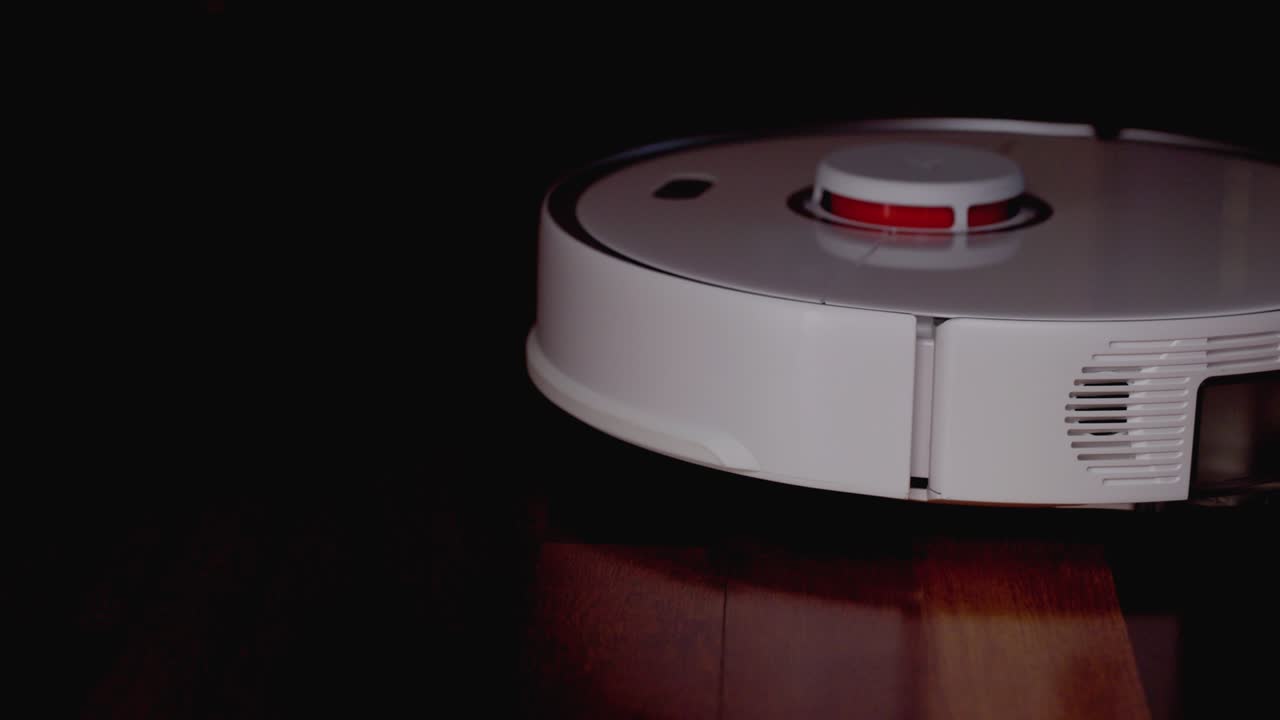 로 진공청소기는 아파트의 자동 청소를 수행합니다. 4k 느린 동작 100fps, 422bps, 10bps