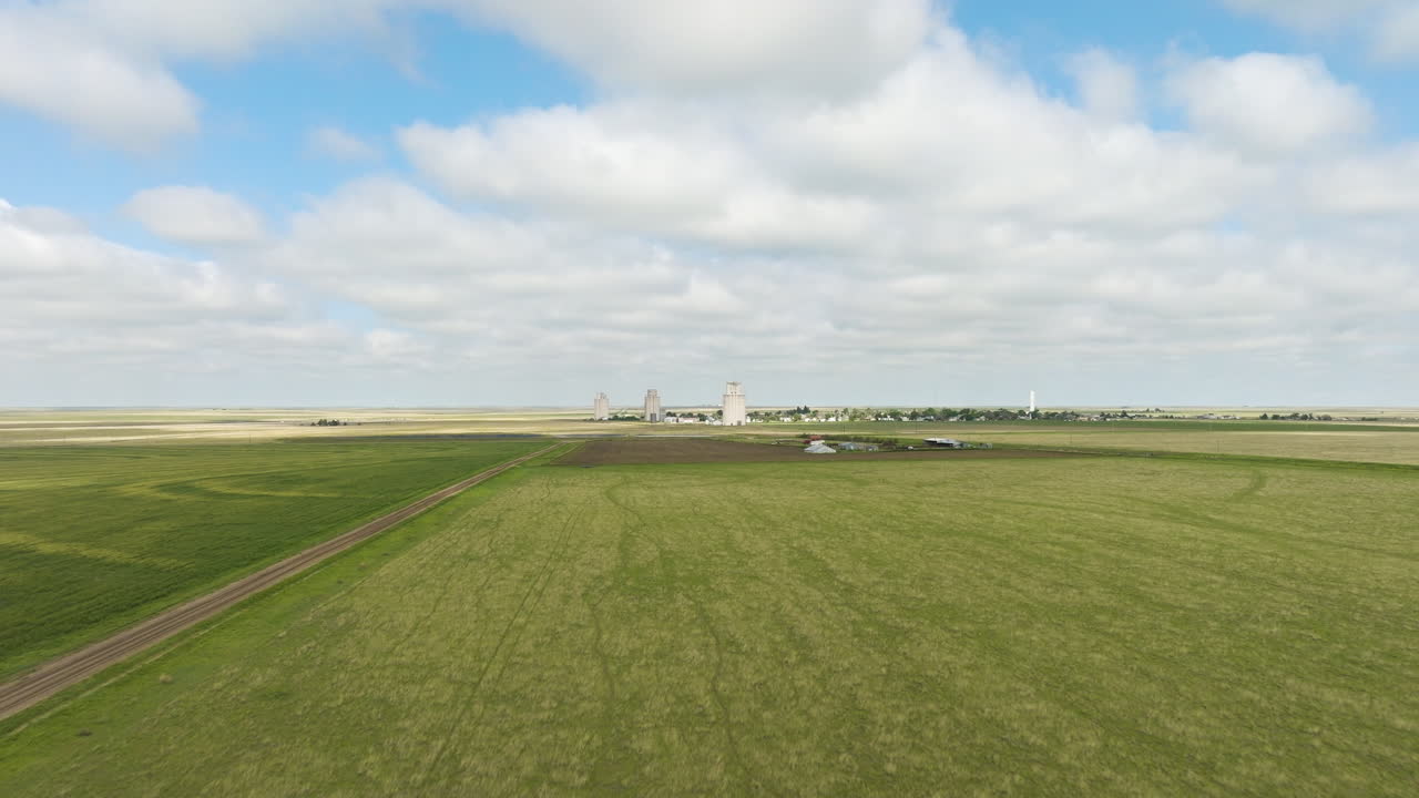 Luchtfoto van landbouwgrond en graansilo's