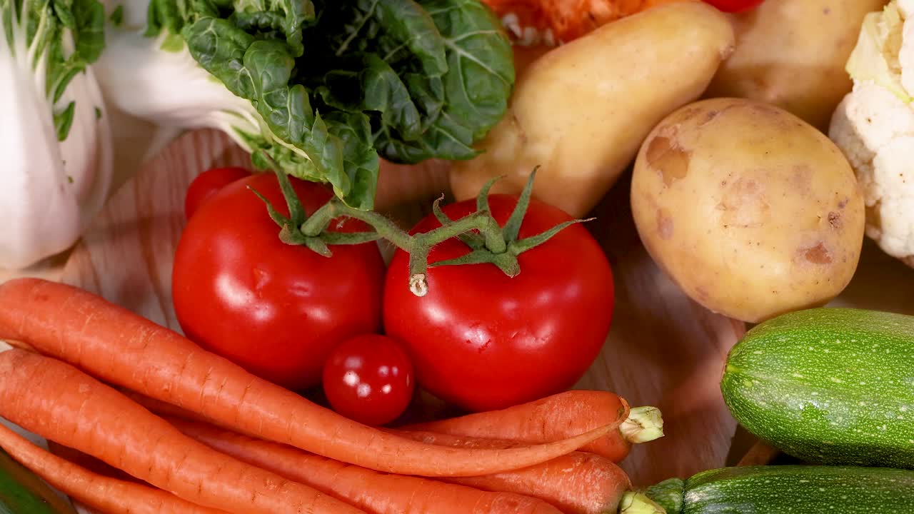 잘 조명 된 환경에서 자연 색상과 질감을 보여주는 예술적으로 배열 된 신선한 채소의 활기찬 품종