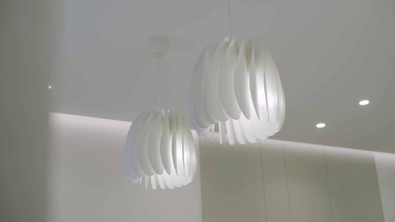 회색 바탕에 스칸디나비아 스타일의 두 개의 색 현대 펜던트 램프, 직물 구형 들리