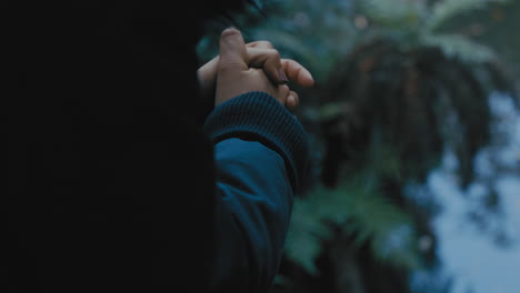 Cerrar-Las-Manos-Mujer-Parada-En-Un-Puente-De-Madera-En-El-Bosque-Disfrutando-De-La-Naturaleza-Explorando-El-Aire-Libre-Natural