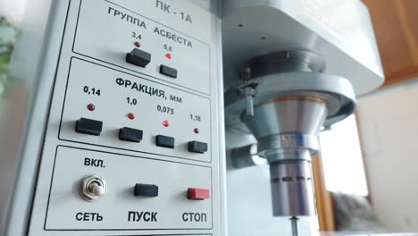 operando una vieja máquina, posiblemente un equipo de pruebas industriales ruso.