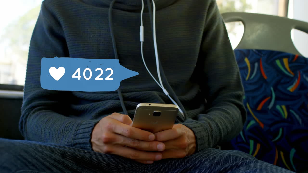 Mężczyzna w bluzie piszący SMS-a