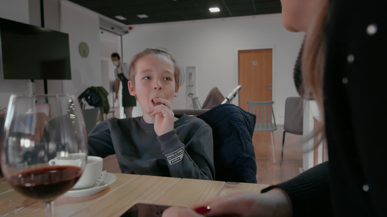 카페에서 엄마와 아들이