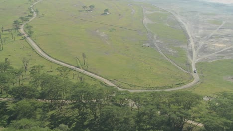 Ein-Safari-Jeep-Fährt-Auf-Einer-Fernen-Straße-In-Afrika