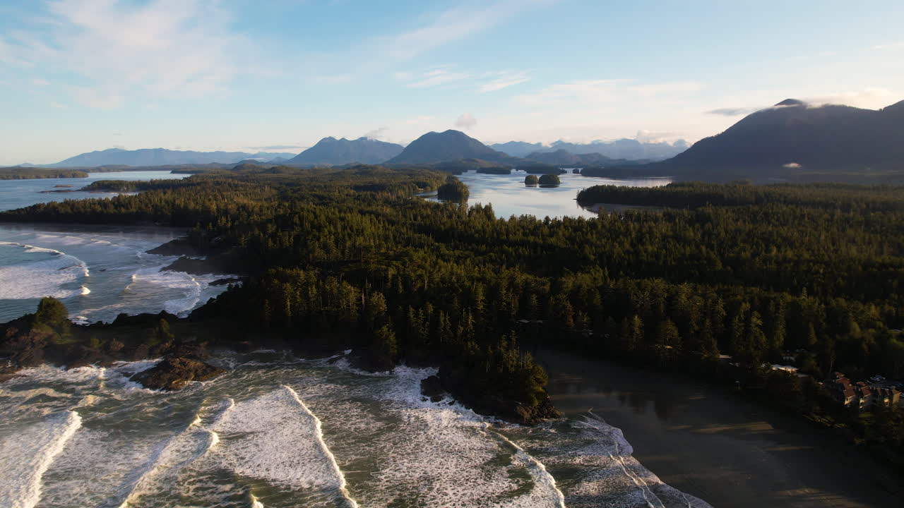 retiro de drones sobre una playa remota bordeada por la selva tropical de la costa del pacífico de vancouver