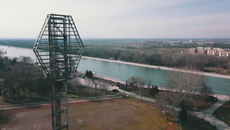 über-Den-Ruderkanal-Von-Plovdiv-In-Bulgarien-Fliegen-Und-Einigen-Ruderern-Folgen