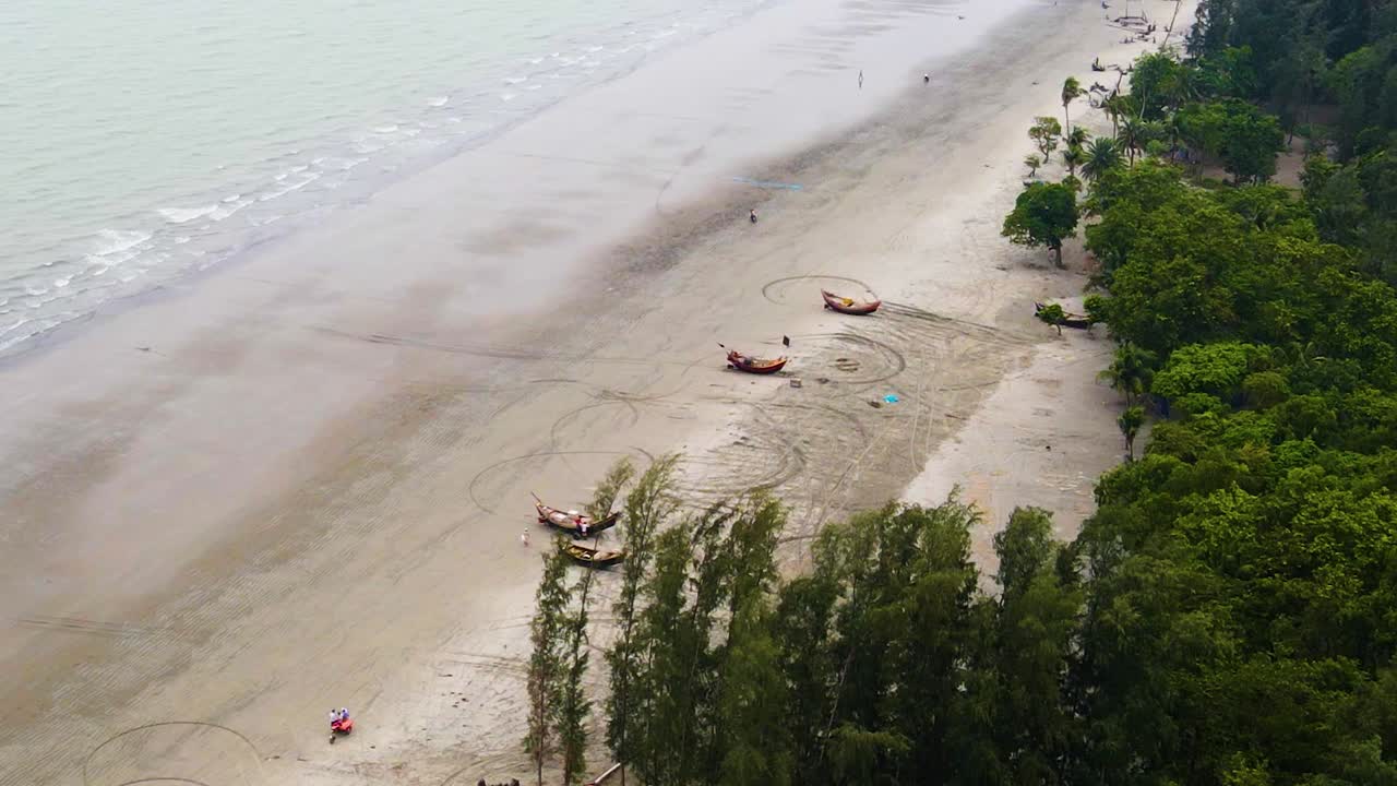 vista aérea de los barcos tradicionales de pesca de madera en la playa de kuakata, bangladesh