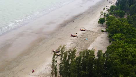 Vista-Aérea-De-Los-Tradicionales-Barcos-Pesqueros-De-Madera-En-La-Playa-De-Kuakata,-Bangladesh