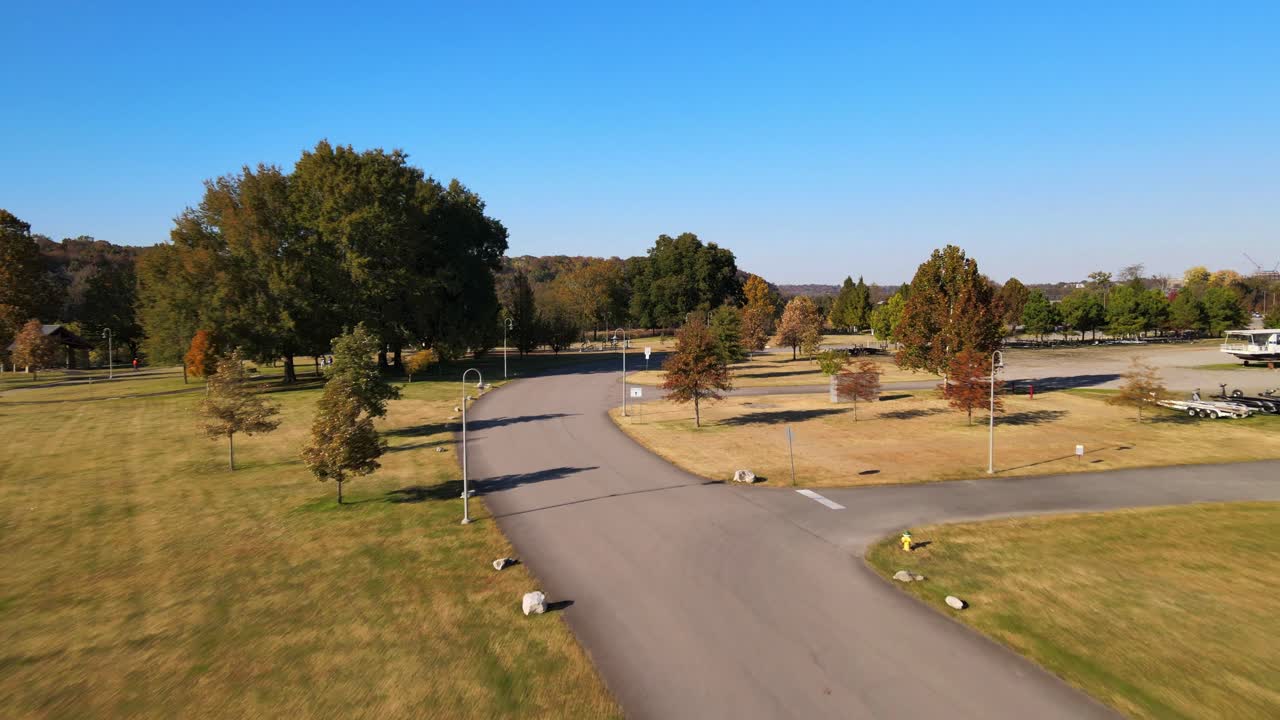 низкий самолет с пристани кларксвилла летит в сторону реки камберленд в кларксвилле, штат теннесси