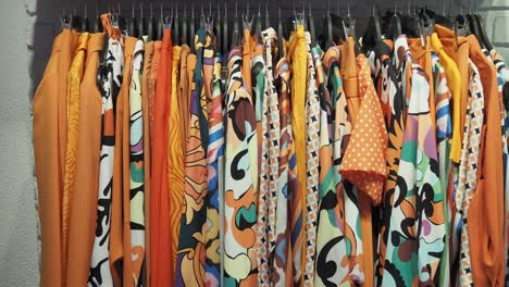 camisas coloridas y estampadas colgando en una tienda minorista