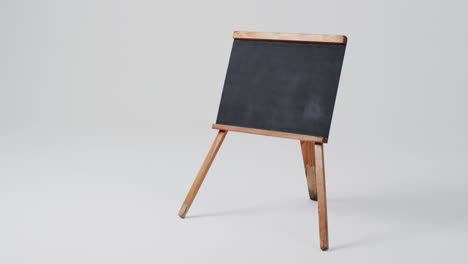 video de un letrero de pizarra en un soporte de madera con espacio de copia en un fondo blanco