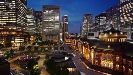 Tokio-Nachtlicht-Tokio-Bahnhof-Marunouchi-Geschäftsviertel-Wolkenkratzer