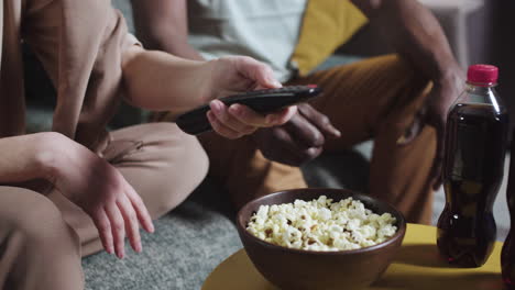 pareja viendo la televisión en casa