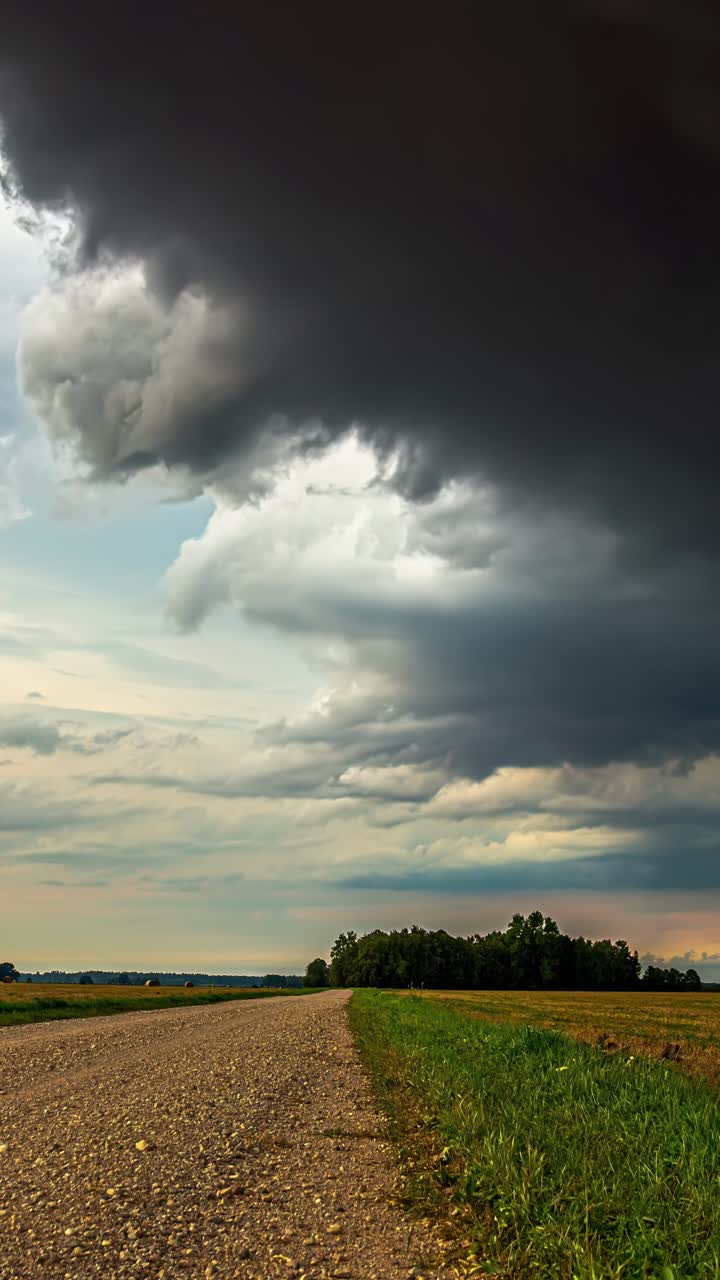 ChatGPT berkata: Timelapse awan badai gelap yang terbentuk di atas jalan pedesaan Latvia, menangkap perubahan langit yang dramatis