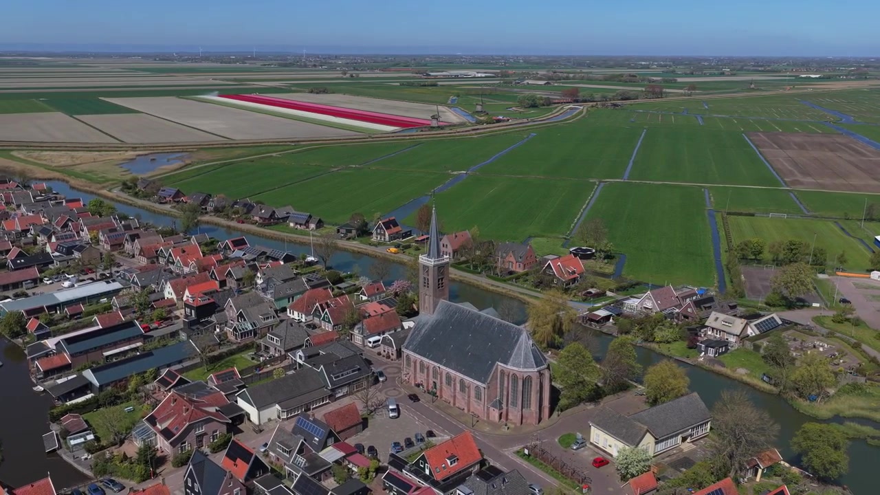 Vista aerea del villaggio olandese di Stompetoren con campi di tulipani