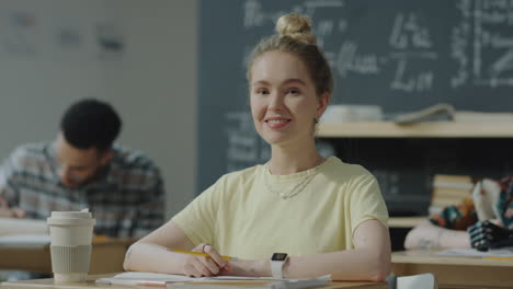 mujer joven estudiando en un aula