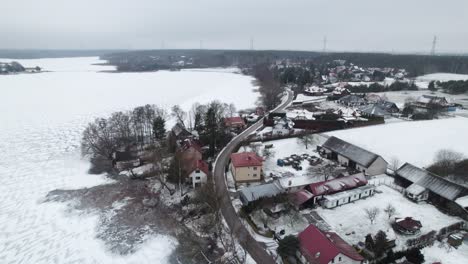 Remoto-Pueblo-Nórdico-Nevado-De-Elk-Mazury-En-Suwalki-Gap