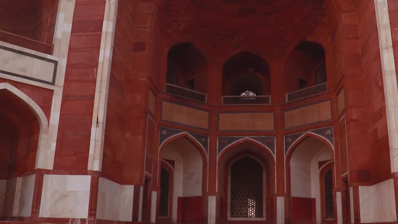 tumba de humayun en la mañana brumosa desde una perspectiva única tomada en delhi india
