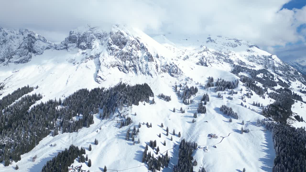 tomada de un avión no tripulado de fronalpstock cubierto de nieve durante el día en glarus, suiza