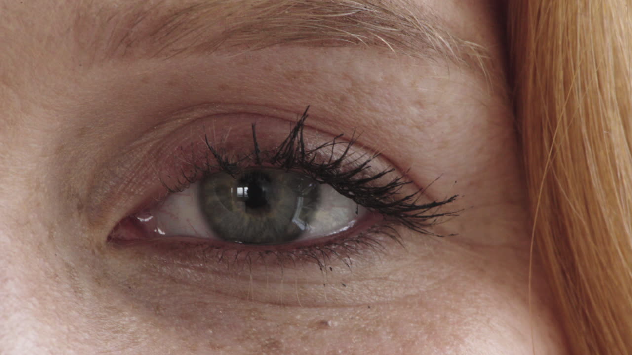 가까운 여성 눈 박이는 카메라를보고 행복한 은 머리 여성 시력 광학 건강 개념