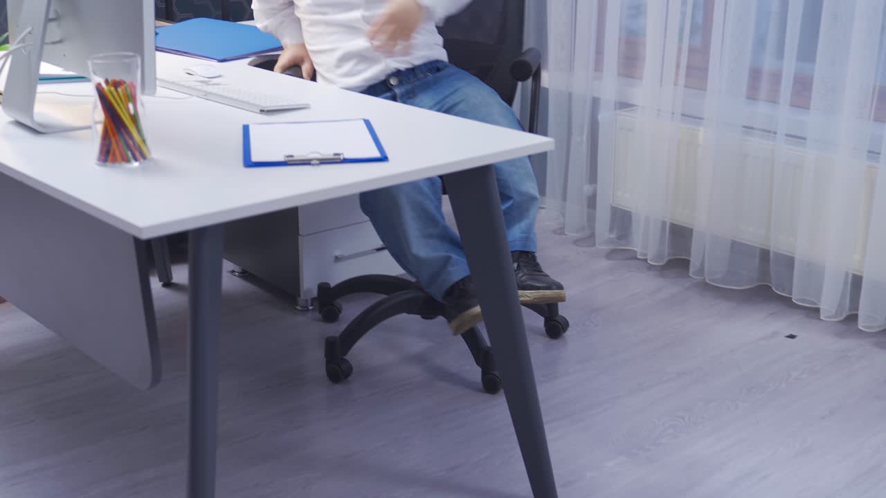 L'uomo di bassa statura con disabilità si sta dirigendo verso il suo ufficio. Primo piano sui piedi