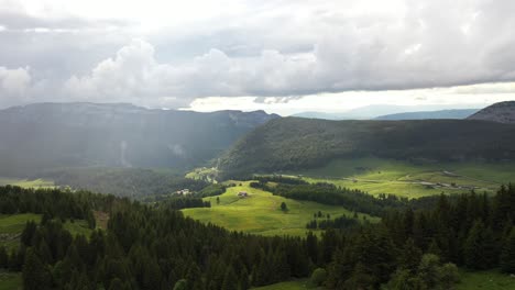 hermosa luz cinematográfica atraviesa las nubes durante una tormenta en los alpes franceses