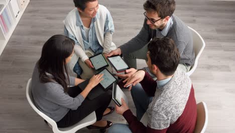 imágenes de video de 4k de un grupo de empresarios usando tabletas digitales durante una reunión en una oficina moderna
