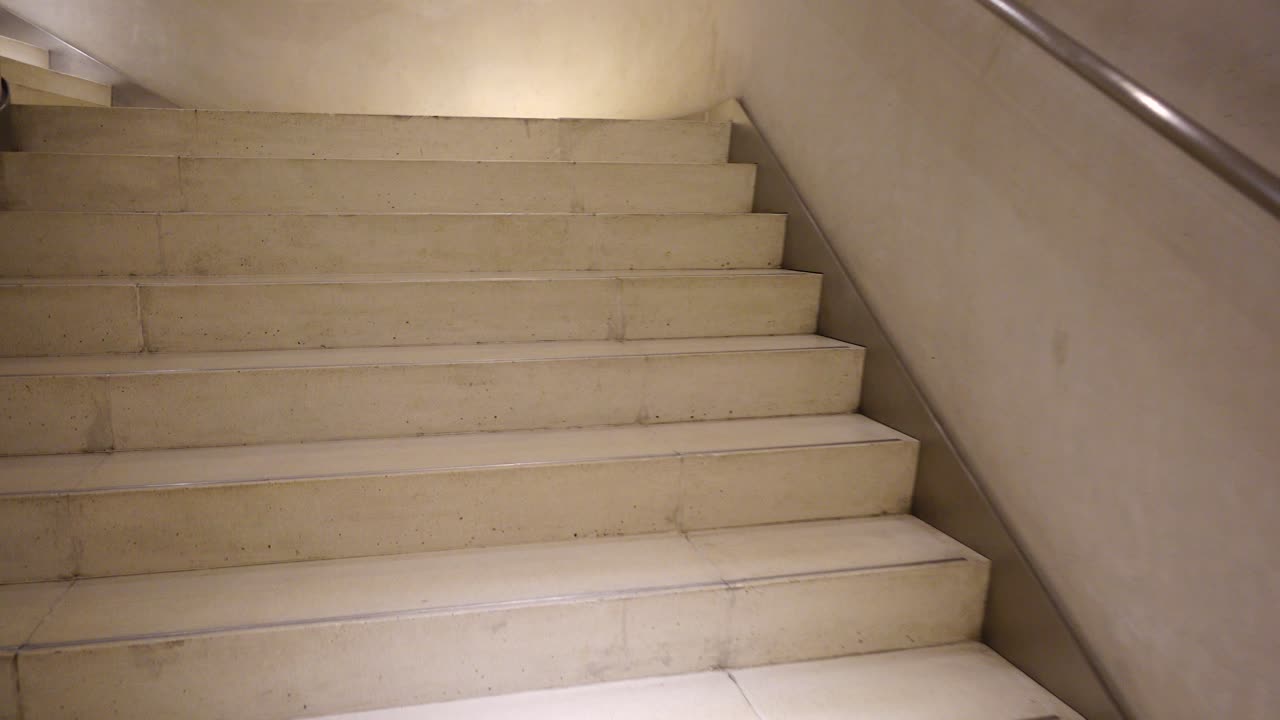 Bewegung auf der Wendeltreppe. Aufnahme in Bewegung.
