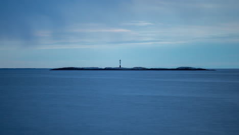 timelapse de un faro en una isla solitaria en el océano
