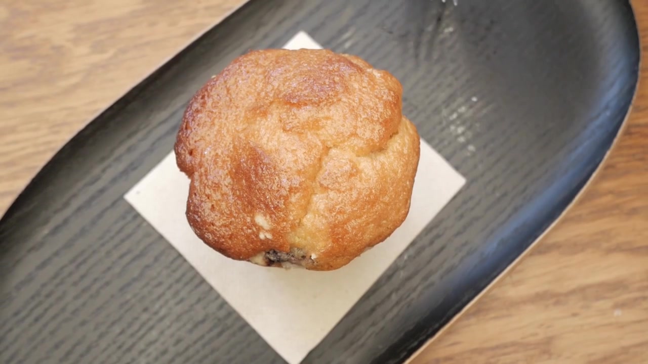 Muffin splendido con la parte superiore dorata che viene scartato