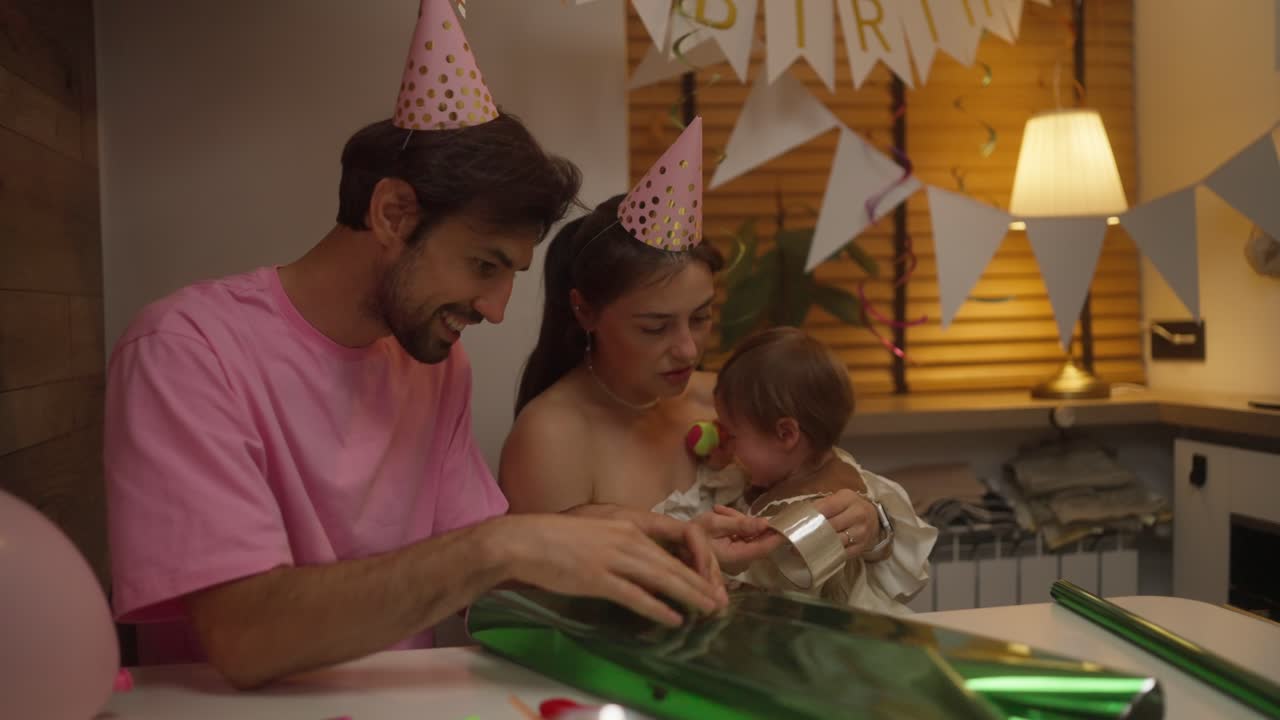 familia celebrando el cumpleaños del bebé