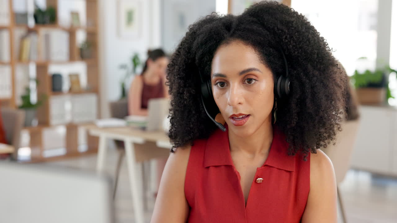 Professionell kvinna talar i headset på modernt kontor