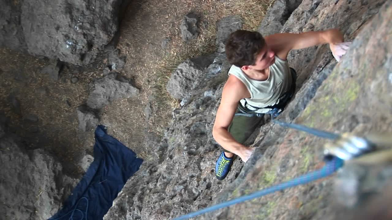 vista de pájaro de un escalador escalando un acantilado