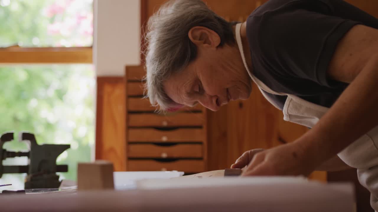 작업실 에서 일 하는 여자 악기 제작자