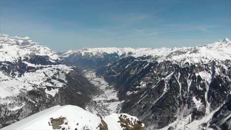 sobrevuelo en la cima de la montaña que revela el valle detrás