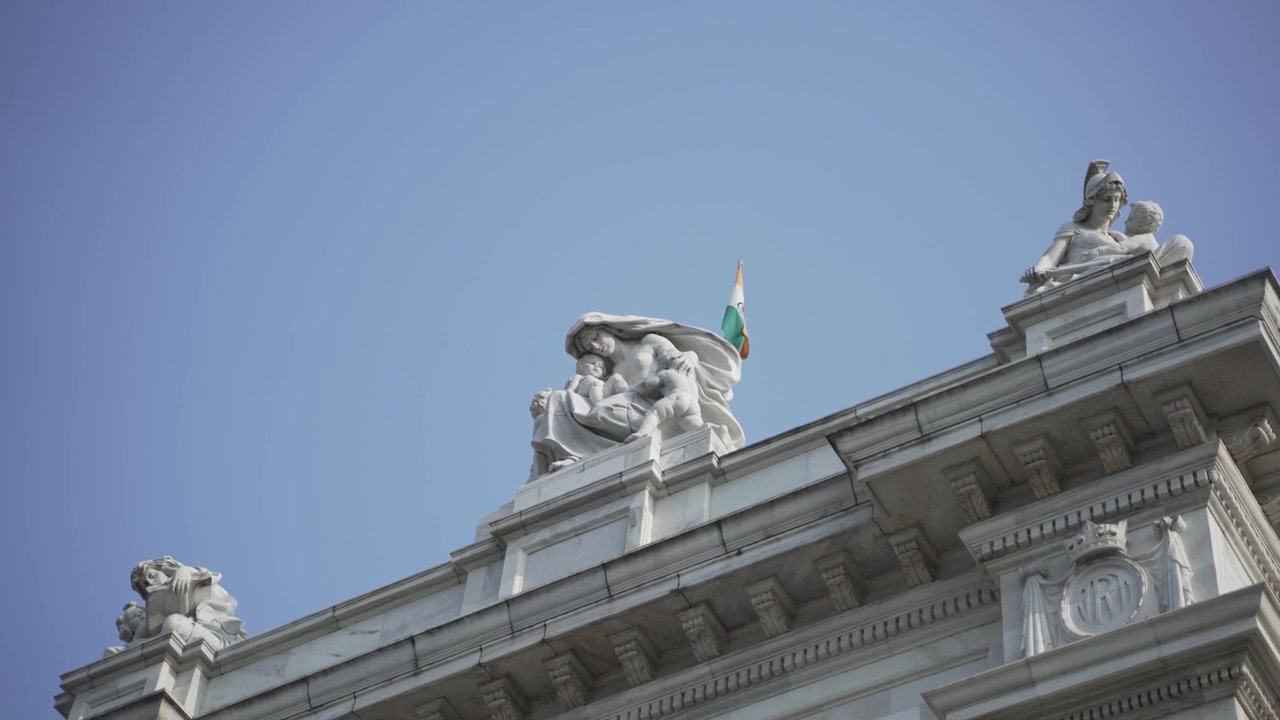 Un'immagine della Regina Vittoria sul tetto del Victoria Memorial Hall