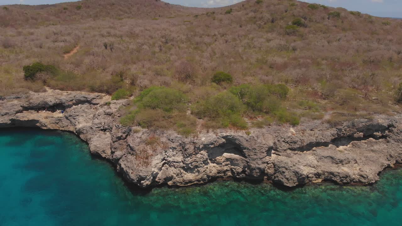 imágenes épicas de drones de una visita obligada a la cueva de la habitación azul en la isla de curacao