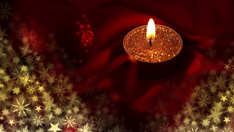 vela de navidad ardiendo con copos de nieve