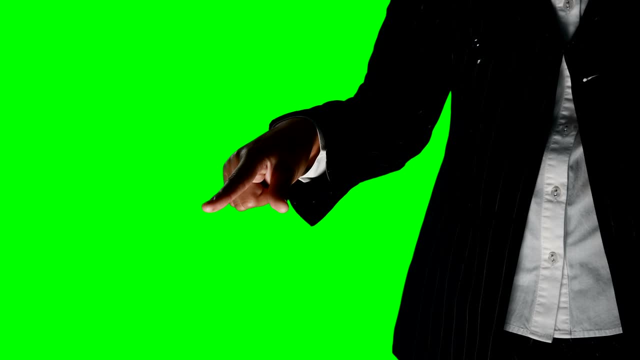 mujer de negocios fingiendo usar una pantalla invisible